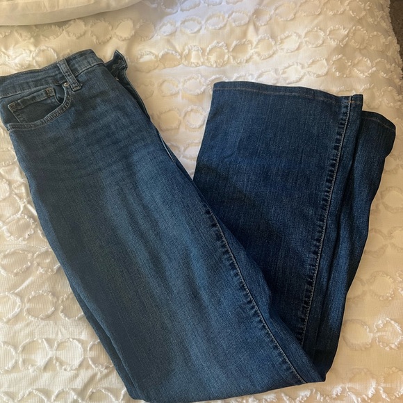 Banana Republic Women’s Relaxed Flare Jeans size 6 - Picture 3 of 7